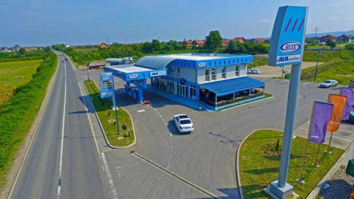eine blaue Tankstelle mit einem Auto auf einem Parkplatz in der Unterkunft Rox in Modriča