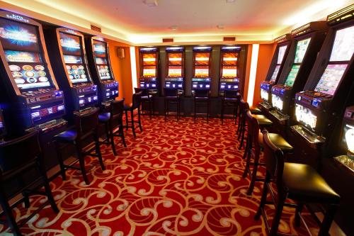 ein Casino mit vielen Spielautomaten in der Unterkunft Rox in Modriča