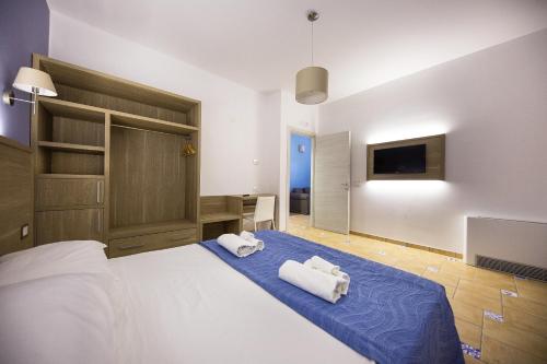 En eller flere senge i et værelse på Petruso Resort