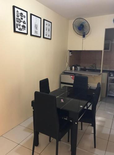 Kuchyň nebo kuchyňský kout v ubytování RV3 TRANSIENT HOUSE