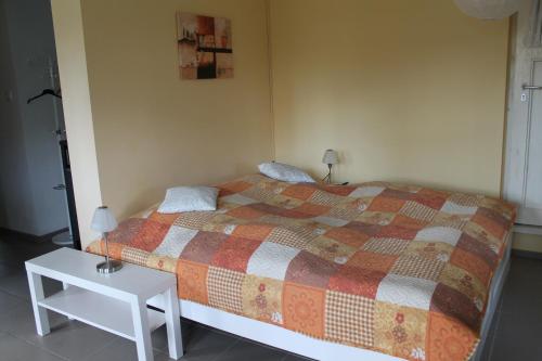 GondershausenにあるZur alten Schreinereiのベッドルーム1室(ベッド1台、白いテーブル付)