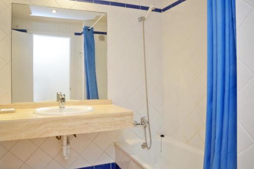 uma casa de banho com um lavatório, um espelho e uma banheira em Gala 3 em Tamariu
