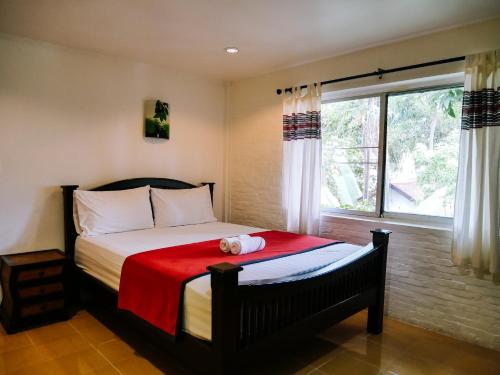 - une chambre avec un lit doté d'un ours en peluche dans l'établissement Moradok Thai Guesthouse, à Phra Nakhon Si Ayutthaya