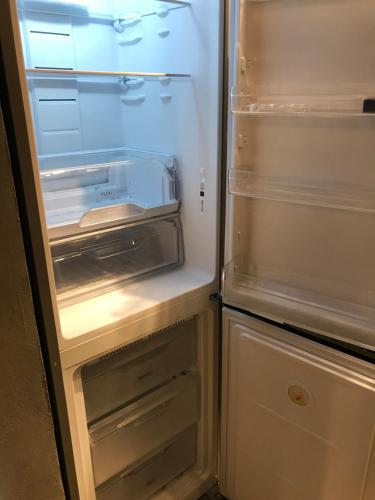 einem leeren Kühlschrank mit offener Tür und in der Unterkunft Le Stagioni di Bacco in Monsummano