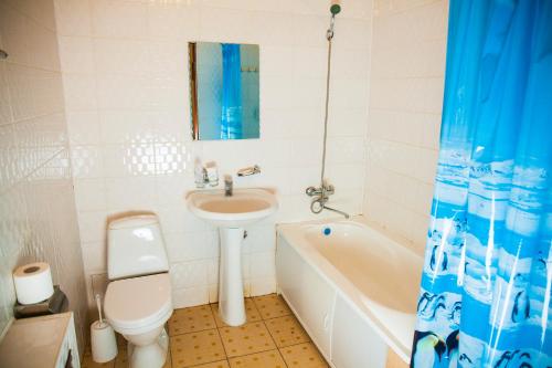 包爾弗伊的住宿－Hotel Nurlytau，浴室配有盥洗盆、卫生间和浴缸。