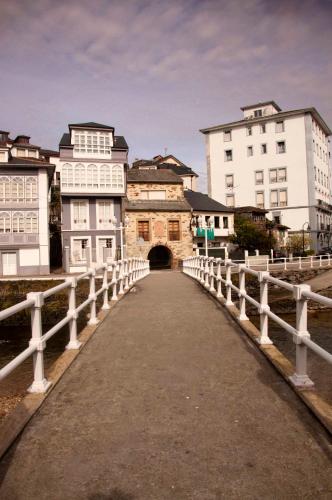 a bridge over a river with buildings in the background at Casa Del Beso in Luarca