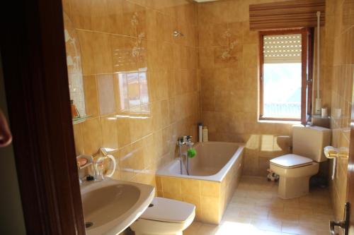 A bathroom at casa en la montaña leonesa