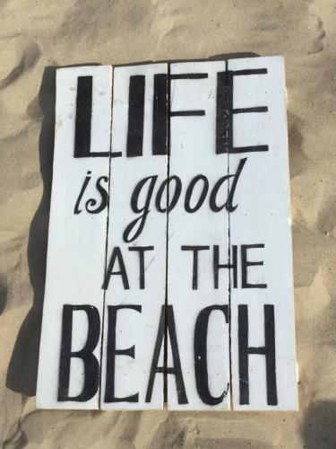 a sign that reads life is good at the beach at Appartement Thea in Middelkerke