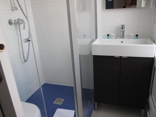 uma casa de banho com um lavatório e um chuveiro em L'Amiral em Paris