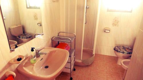 オリーバにあるAnacasa Villa Figuera Kiko Playa CH1099のバスルーム(シンク、シャワー、トイレ付)