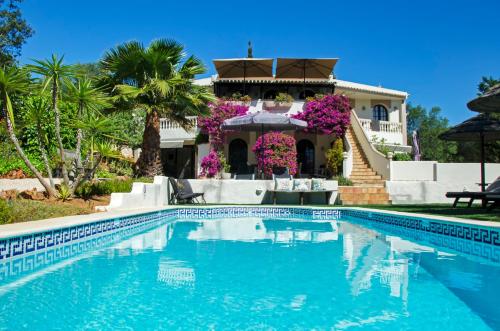 - une piscine en face d'une maison dans l'établissement Casa Sereno, à Benagil