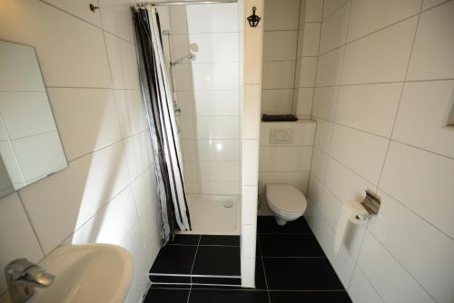 małą łazienkę z toaletą i umywalką w obiekcie Hotel Linde Stuttgart w Stuttgarcie