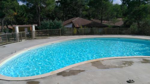 une grande piscine bleue dans une cour dans l'établissement Villa sous les pins de Moliets, à Moliets-et-Maa