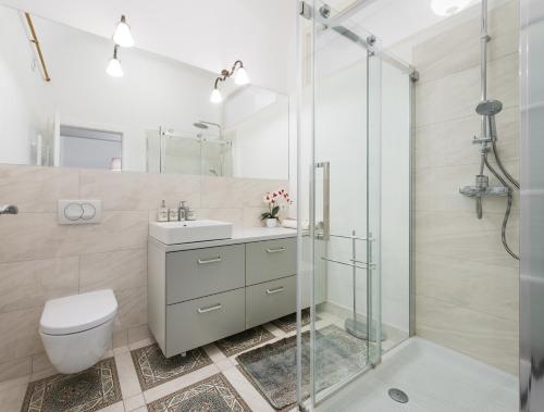 une salle de bain avec toilettes, lavabo et douche dans l'établissement Codelli Deluxe Fresco City Centre APP With Balcony, à Ljubljana