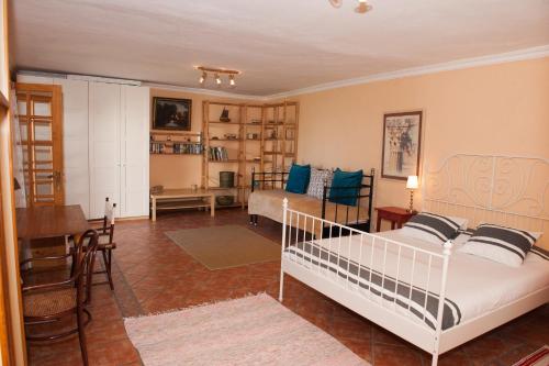 ラ・オロタバにあるFinca Los Pajaresのベッドルーム1室(ベッド1台付)、ダイニングルームが備わります。