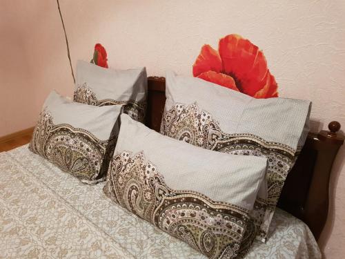 スタールイ・オスコルにあるДвухкомнатная кв на Степномのベッドの上に座る枕
