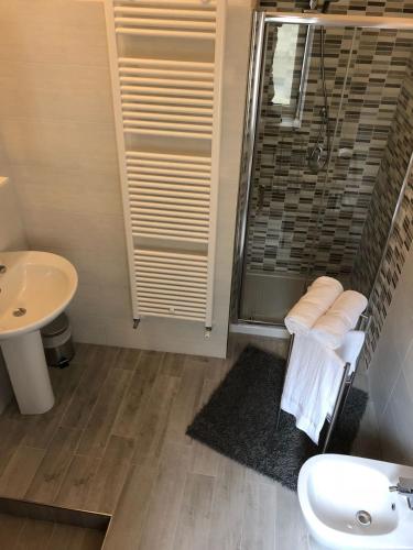 a bathroom with a sink and a shower with towels at Al cortile in Benevento