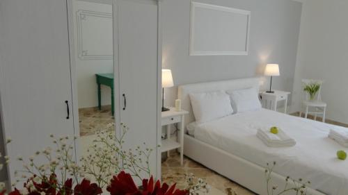 バレストラーテにあるCasalbaの白いベッドルーム(ベッド1台、鏡付)