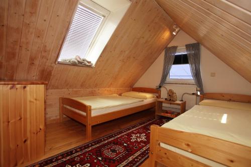 a attic room with two beds and a window at Wattenblick in Büsum