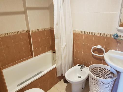 Un baño de APARTMENT LA ROTA - Benidormland