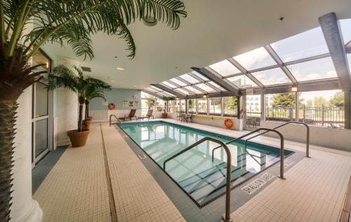 בריכת השחייה שנמצאת ב-Monte Carlo Inn & Suites Downtown Markham או באזור