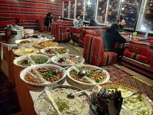 una mesa llena de muchos platos de comida en Petra Gate Hotel en Wadi Musa