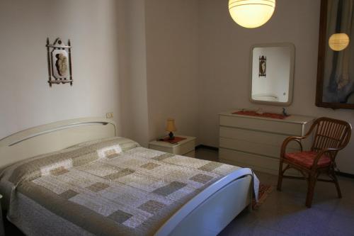 ティニャーレにあるAlloggio Gio'のベッドルーム1室(ベッド1台、ドレッサー、椅子付)