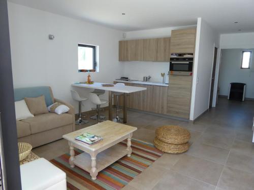 un salon avec un canapé et une table dans l'établissement Villa Lucienne Bandol, T2, 4 étoiles avec garage, calanques, à Bandol