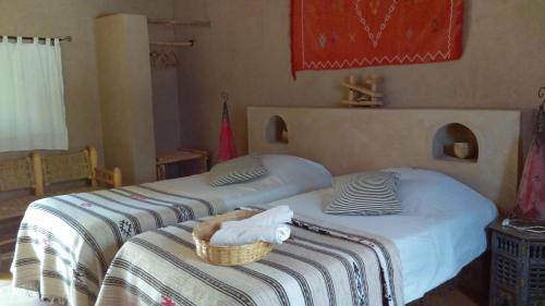 En eller flere senge i et værelse på Dar Lorkam