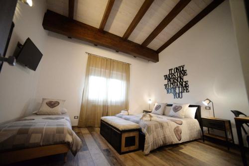 コゼンツァにあるCristianoのベッドルーム1室(ベッド2台、大きな窓付)
