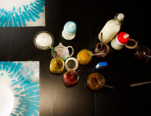 Una mesa cubierta con diferentes tipos de comidas y bebidas. en Alameda Guest House 1, en Espinho