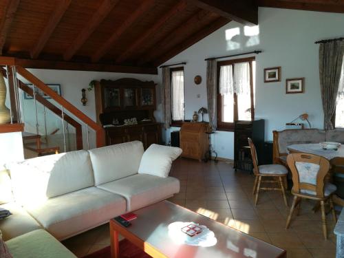 sala de estar con sofá y mesa en Casa Olivo, en Montagnola
