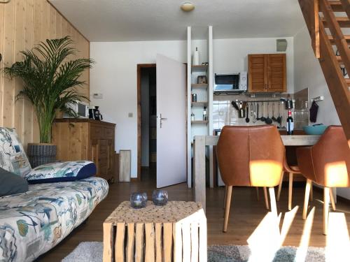 un salon avec un canapé et une table dans l'établissement Le Chevreuil, à Autrans