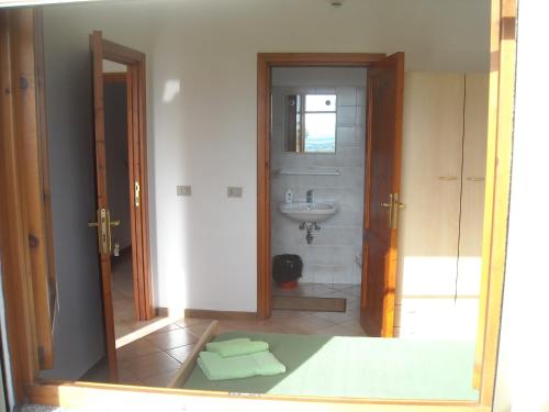 a bathroom with a sink and a mirror at Agriturismo Depalmas in Stintino
