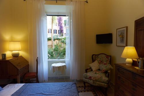 1 dormitorio con cama, ventana y silla en Gianicolo Penny's Garden a Roma centro, en Roma