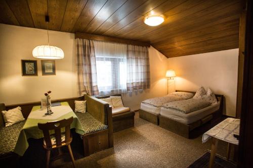 um quarto com uma cama, uma mesa e uma cadeira em Residence Rienz em Chienes