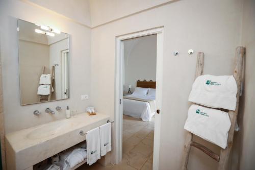 Bathroom sa Masseria Don Luigi-Luxury Farmhouse