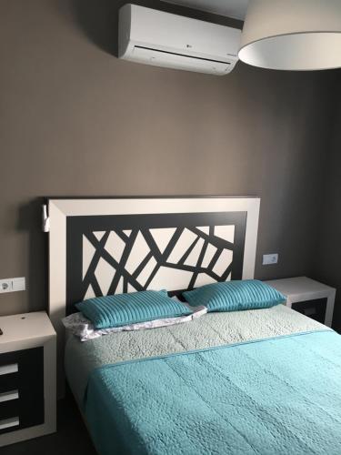 ネルハにあるCasa Azulのベッドルーム1室(青い枕2つ付きのベッド1台付)