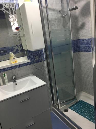 ネルハにあるCasa Azulのバスルーム(シンク、シャワー付)