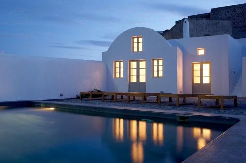 Bazén v ubytování Villa Fabrica Santorini nebo v jeho okolí