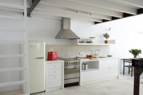 Kuchyň nebo kuchyňský kout v ubytování Villa Fabrica Santorini