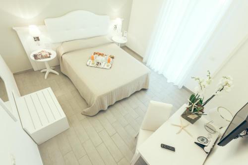 Un pat sau paturi într-o cameră la Scala Dei Turchi Resort