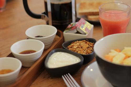 乌布珠玛酒店的餐桌上放着一碗食物和一杯果汁