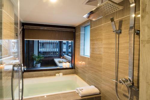 Bilik mandi di Lijiang Cheriton Hotel