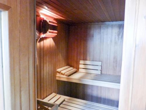 a sauna with a bench in a wooden wall at Haus Therese Ferienwohnung *Feodora* (App.11) in Wittdün