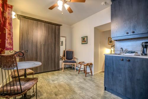 a kitchen with a sink and a table and chairs at Manoir Sur le Cap in Quebec City