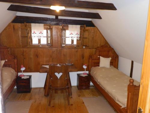 Zimmer mit einem Bett und einem Tisch in der Unterkunft Tradicije Cigoc in Čigoč