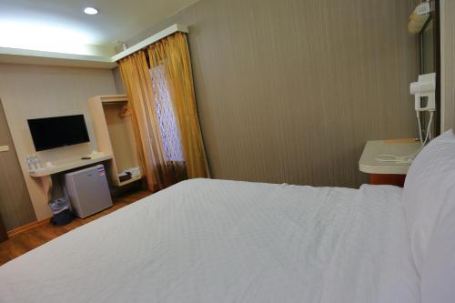 Una televisión o centro de entretenimiento en Jung Le Su Ba B&B