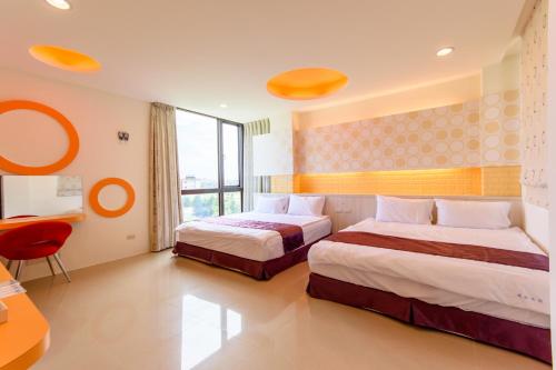 馬公市的住宿－提拉米宿海景民宿 ，酒店客房配有两张床和一张书桌