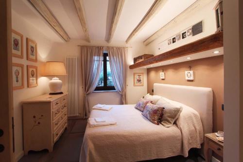 - une chambre avec un lit et une fenêtre dans l'établissement Eremo delle Fate, à Spolète